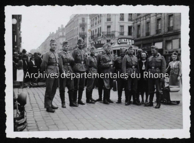 Posant avec deux passantes.