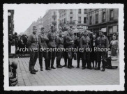 Posant avec deux passantes.