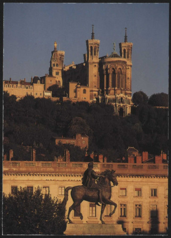 Lyon. Notre-Dame de Fourvière, vue depuis la place Bellecour.