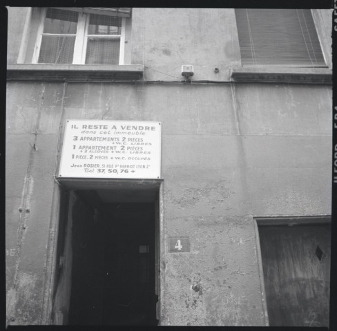 Rue en pente de [Lyon].