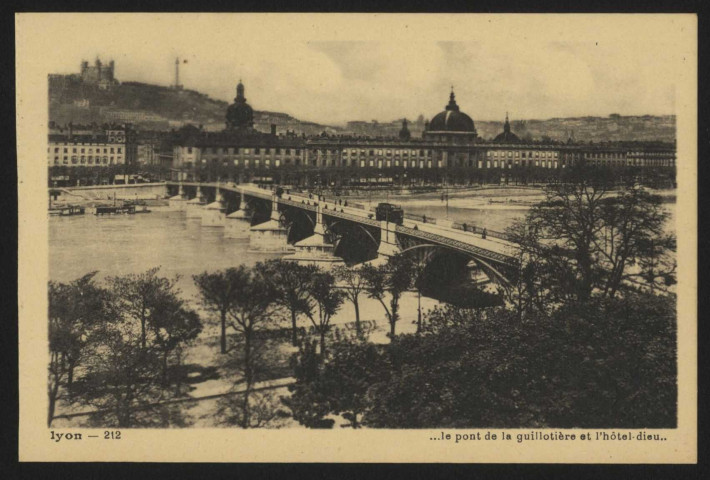 Lyon. Le pont de la Guillotière et l'Hôtel-Dieu.