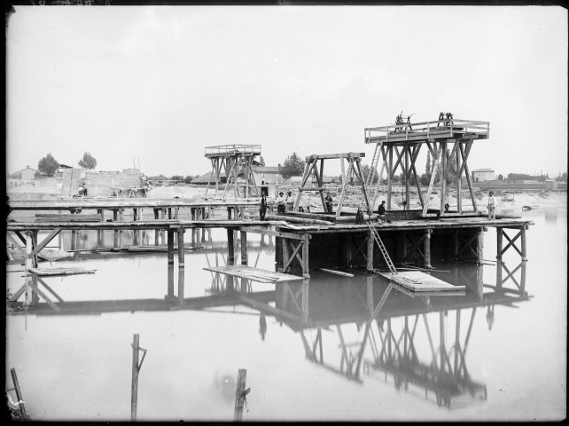 Canal de Jonage : pont de la porte de Vaulx-en-Velin au 18K345, échouement d'un caisson (mai 1896).