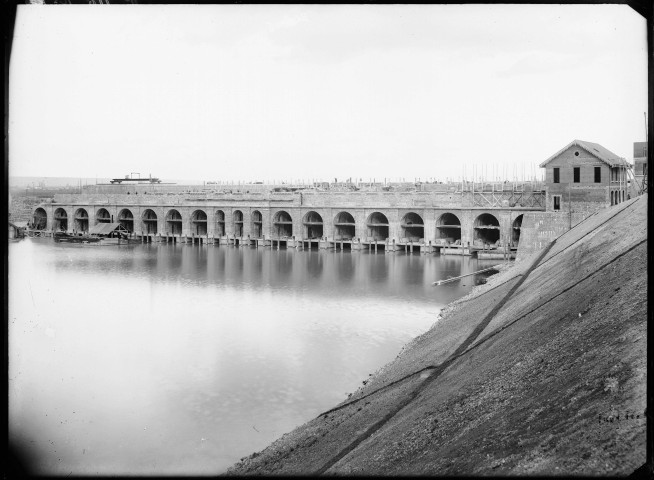 Canal de Jonage : usine-barrage au 15K780, vue d'ensemble d'aval (31 mars 1897).