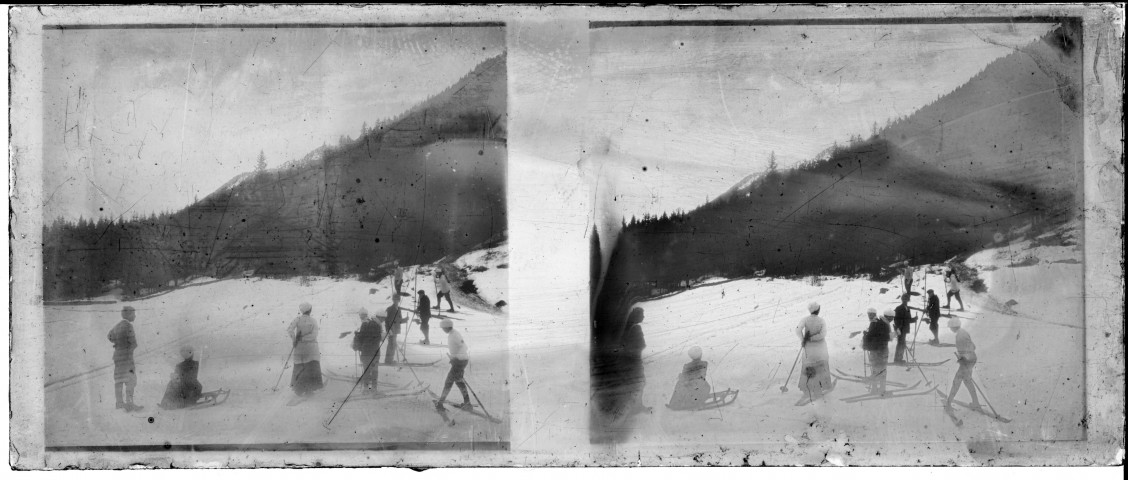7 skieurs et une femme sur une luge.