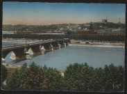 Lyon. Le pont de la Guillotière, l'Hôtel-Dieu et à droite, la colline de Fourvière.