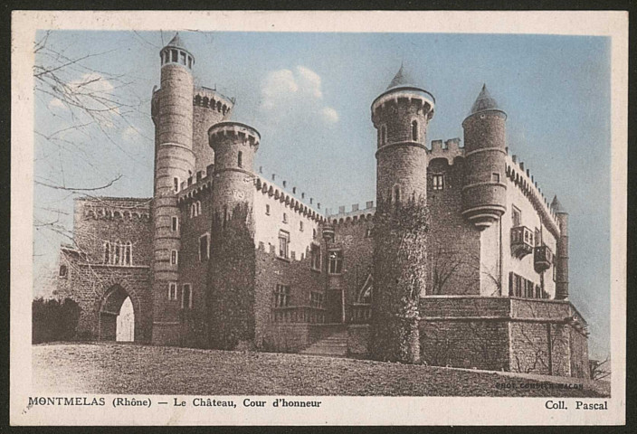 Montmelas. Le château, la cour d'honneur.