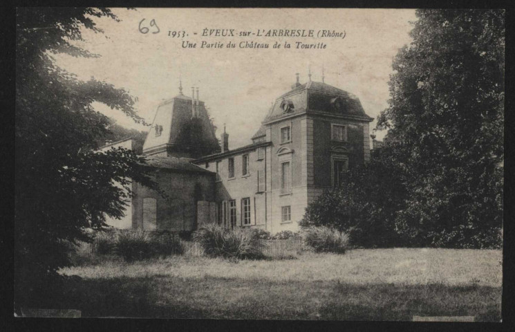 Eveux-sur-l'Abresle. Une partie du château de la Tourette.