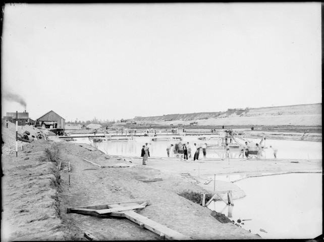 Canal de Jonage : écluse de garde au 5K575, coulage du béton dans les fondations (5 octobre 1895).