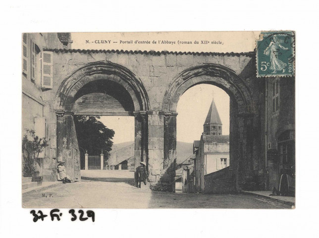 Portail d'entrée de l'abbaye (Roman du XIIe siècle).