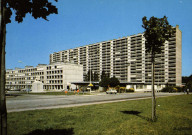 Lyon. Immeuble de la CILOF et le centre commercial de Balmont.