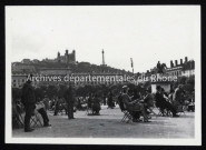 Lyonnais assis sous surveillance.