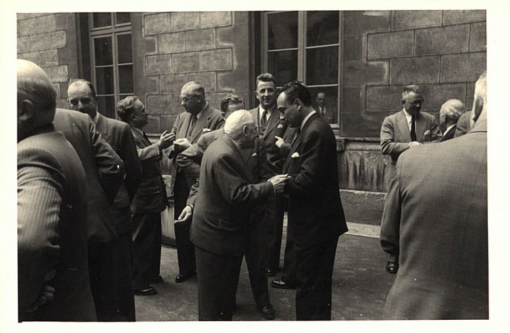 Photographie de groupe d'une dizaine de personnes dans la cour intérieure de l'Hôtel du Département dont M. CAUSERET, Paul MONTROCHET, Armand HAOUR, Jean CONDAMIN, Édouard BOISSON DE CHAZOURNES et Marius CELLARD.