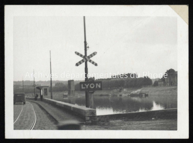 Entrée nord, depuis la rive gauche de la Saône.