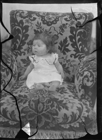 Bébé assis dans un fauteuil.