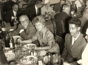 Table au premier plan, de gauche à droite : Philippe DANILO, une femme non identifiée et un jeune non identifié. Au second plan, de gauche à droite : Benoît CARTERON, une femme et un homme non identifiés.