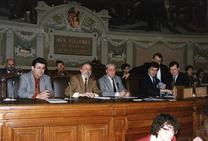 De gauche à droite : un homme non identifié, Lucien DURAND, Frédéric DUGOUJON, Gilles LAVACHE, Jean-Luc DA PASSANO, Albéric DE LAVERNÉE.