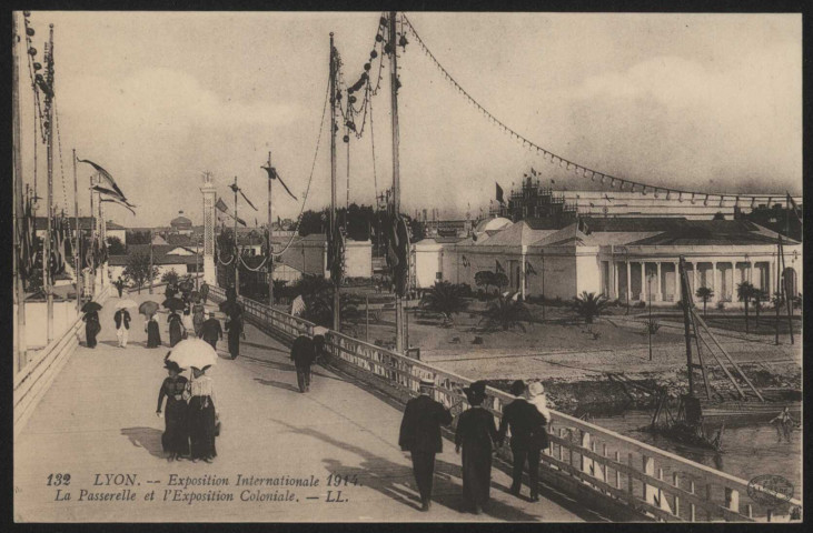 La passerelle et l'exposition coloniale.