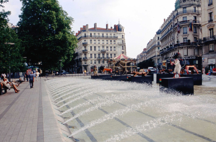 Fontaines (août 2000, avril 2002, juillet 2005).