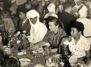 Table au premier plan, de gauche à droite : trois personnes non identifiées, Yvonne RUBY, une femme non identifiée.