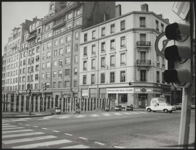 Octobre-décembre 1977.