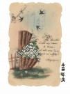 Trois hirondelles volant au-dessus d'un panier rempli de fleurs.