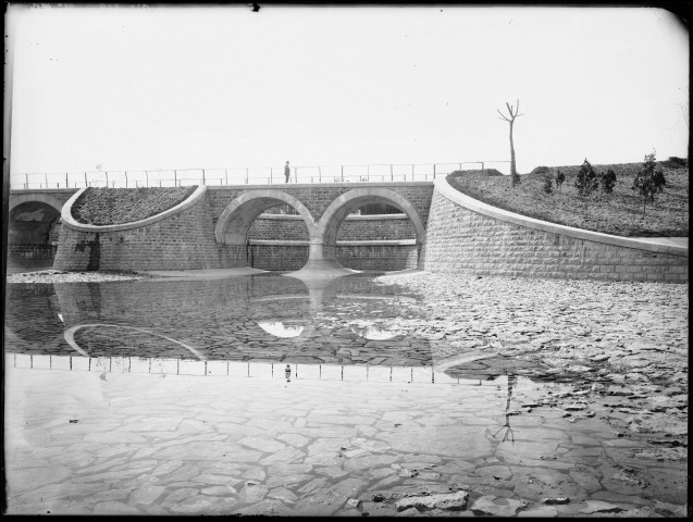 Canal de Jonage : déversoir au 8K600. Détails d'aval côté Cusset (30 mars 1897).