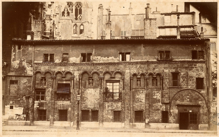 Façade occidentale de la Manécanterie à Lyon.