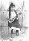 Jeune femme assise jouant de la mandoline.