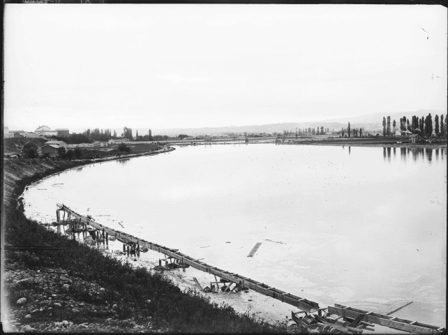 Canal de Jonage : route de Cusset à Vaulx-en-Velin et aval de l'usine-barrage lors de la crue du 3 novembre 1896.