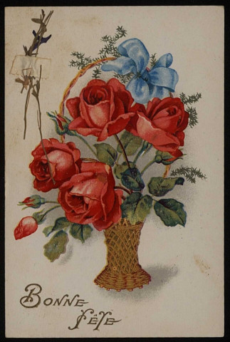 Roses dans un panier avec ruban bleu.