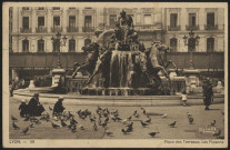 Lyon. Place des Terreaux, les pigeons.