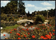 Lyon. La roseraie du parc de la Tête d'Or. Le petit pont.