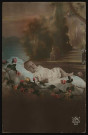 Bébé en robe de dentelles allongé sur un matelas et entouré de roses.