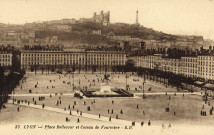 Lyon. Place Bellecour et coteau de Fourvière.