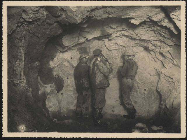 Ouvriers au travail dans le tunnel.