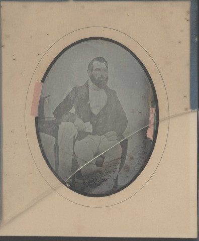 Daguerréotypes d'un homme barbu en pied.