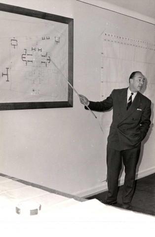 Un homme non identifié montrant un plan.