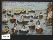Bébés naviguant sur des barques.