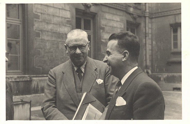 De gauche à droite : Armand HAOUR., M. CAUSERET de profil.