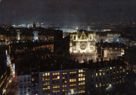 Lyon. La cathédrale Saint-Jean et la ville le soir des illuminations du 8 décembre.