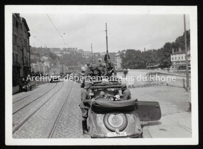 Véhicules vus de dos.