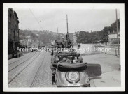 Véhicules vus de dos.