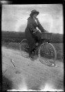 Une femme faisant du vélo.