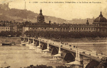 Lyon. Pont de la Guillotière, l'Hôtel-Dieu et la colline de Fourvière.