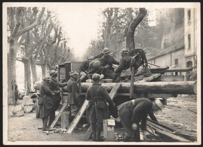 Soldats français installant un canon de 37mm sur un quai du [Rhône] à Lyon.