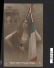 Jeune femme avec drapeau français et l'Arc de Triomphe.