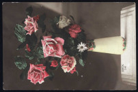 Roses, oeillets et marguerites dans un vase en porcelaine.