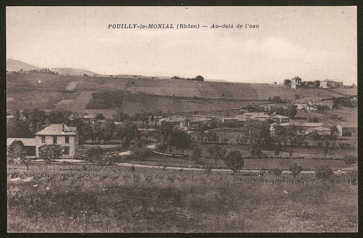 Pouilly-le-Monial. Au-delà de l'eau.