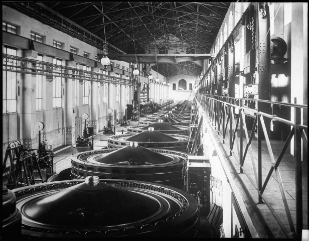 Canal de Jonage : usine barrage, vue des alternateurs.