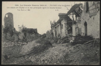 Ecurie. Les ruines de l'église et la rue principale après le bombardement.